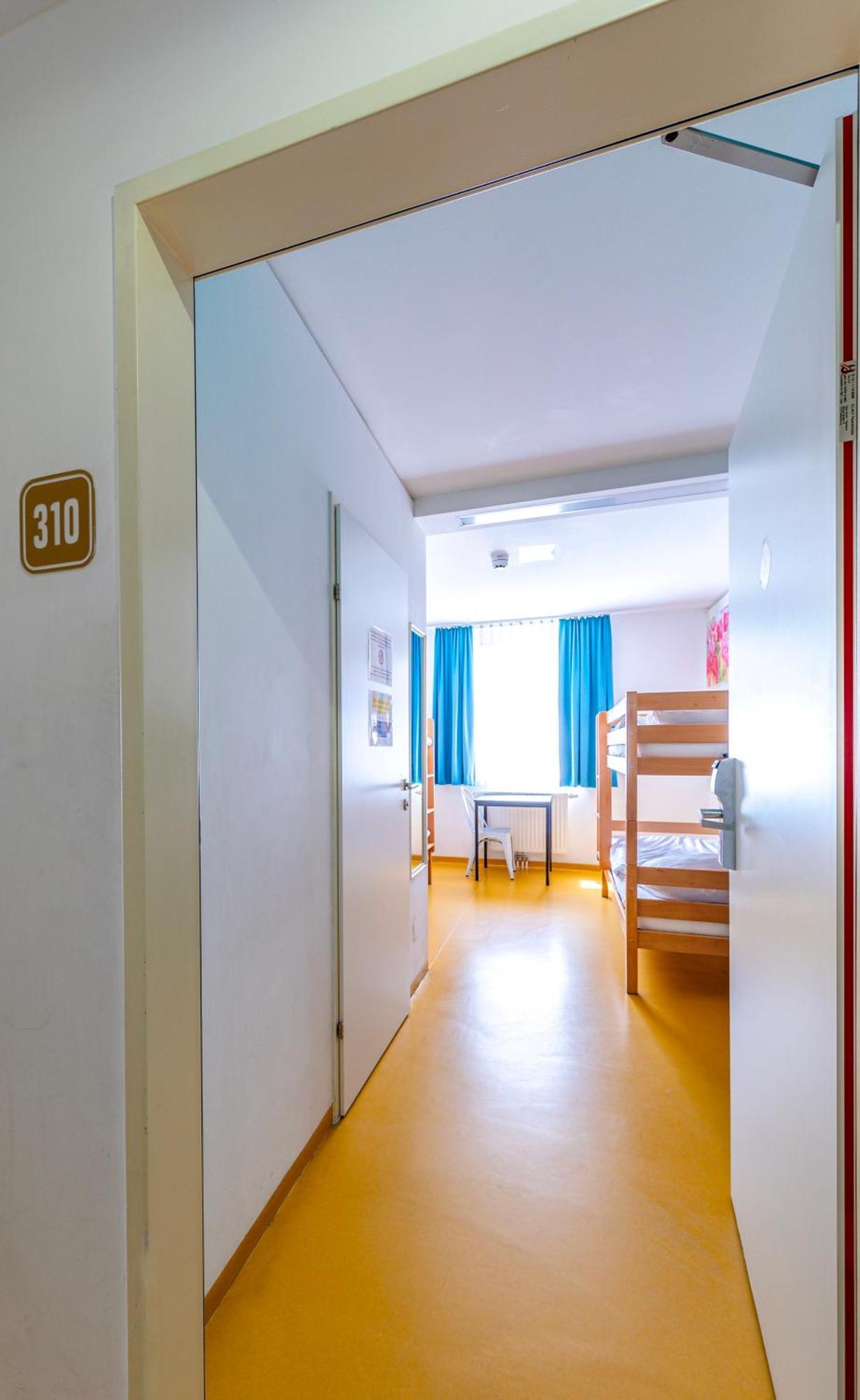 Posto Letto in Dormitorio Femminile con 4 Letti
